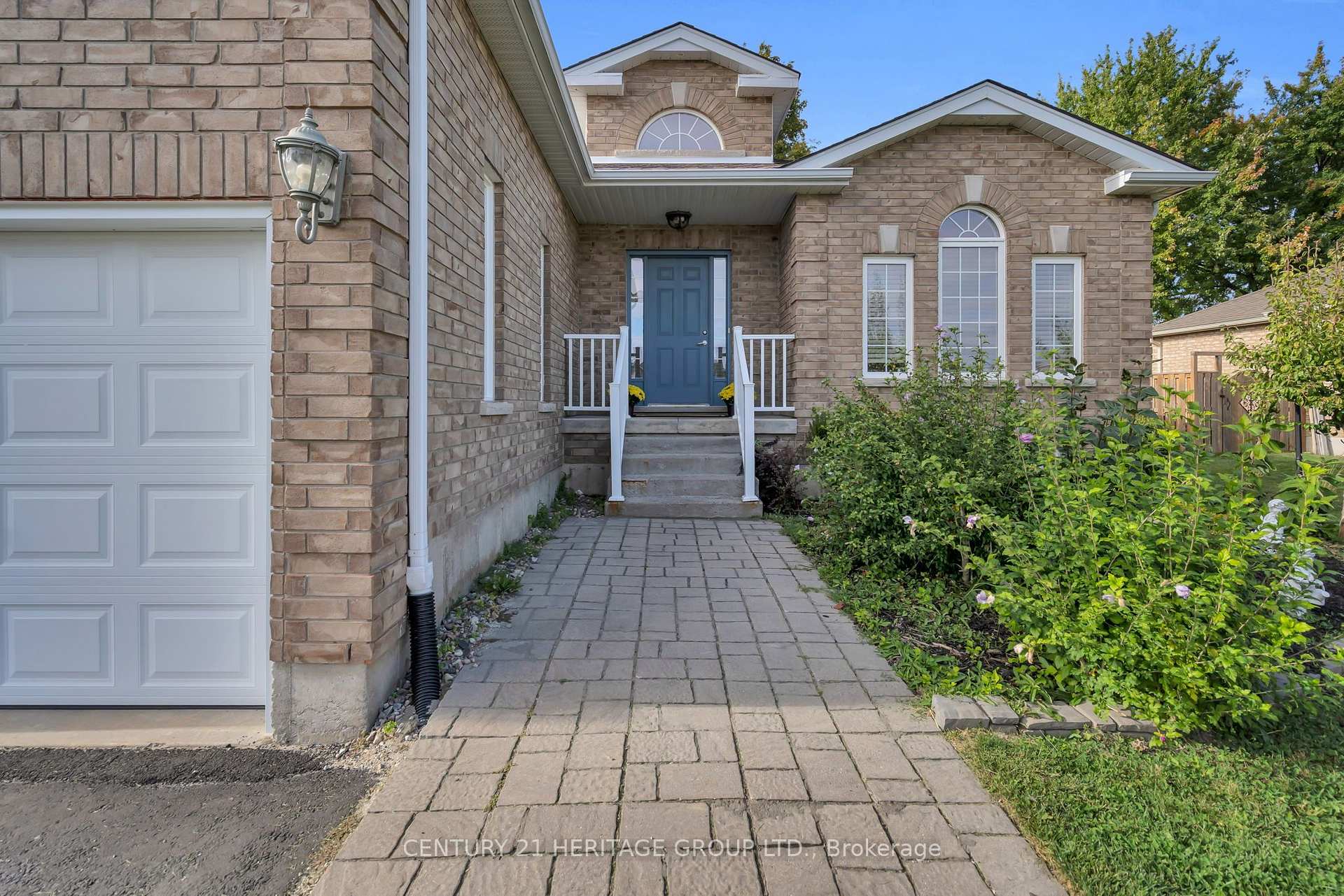 Photo 3 of 45 Whitfield Crescent, Springwater, Elmvale — HOMEH