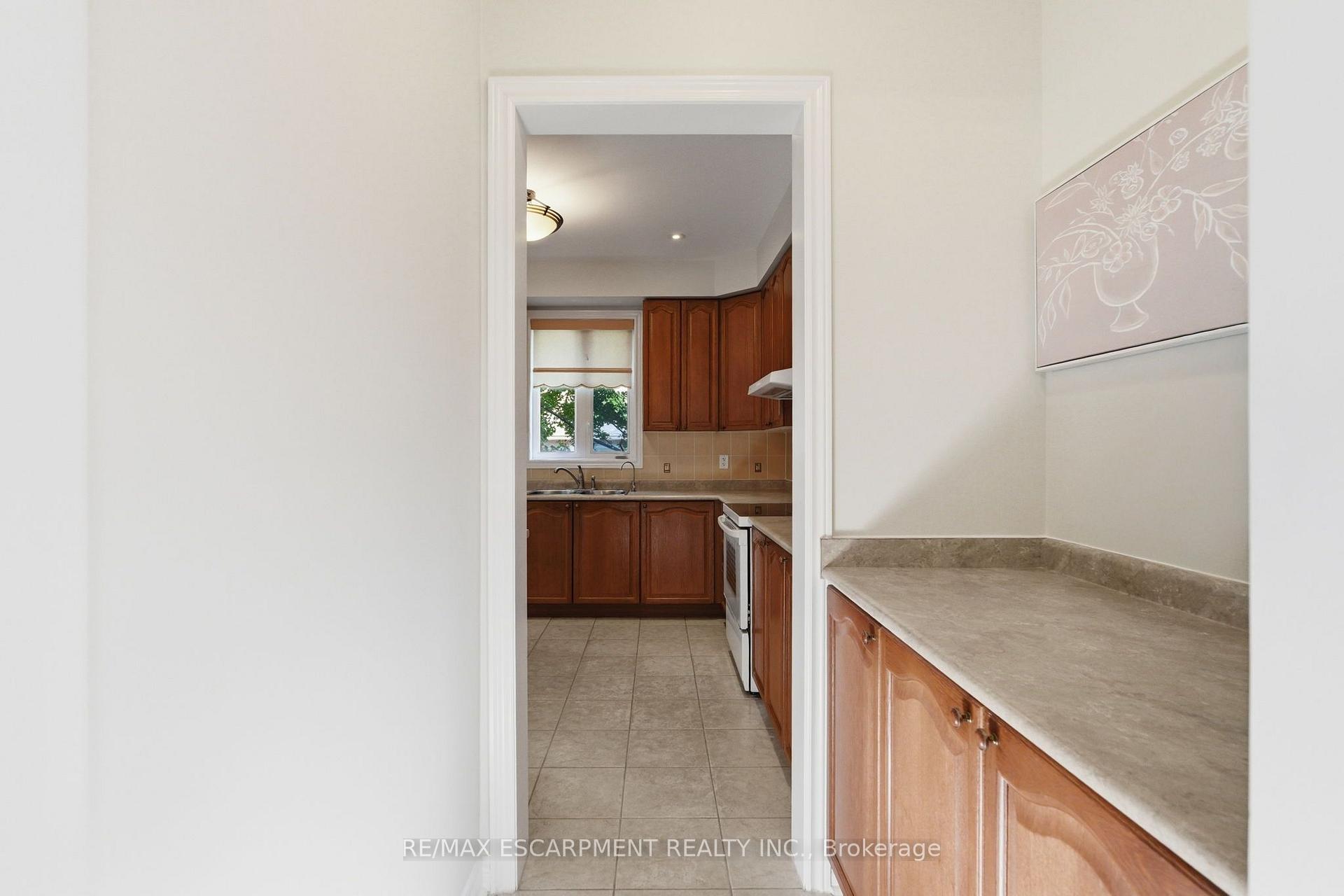 Photo 11 of 2241 Glazebrook Circle, Oakville, Westmount — HOMEH