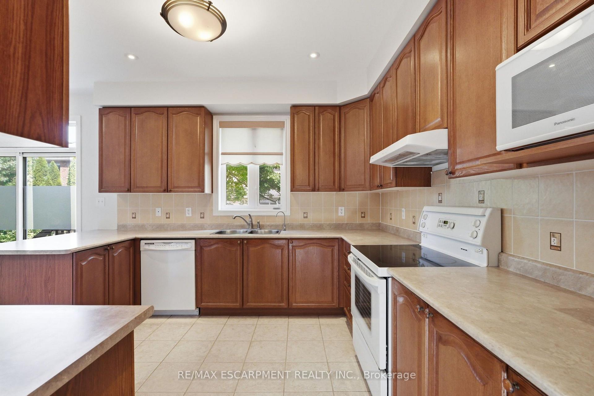 Photo 12 of 2241 Glazebrook Circle, Oakville, Westmount — HOMEH