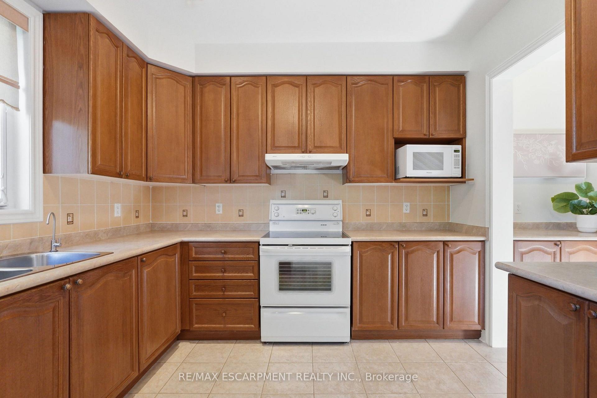 Photo 13 of 2241 Glazebrook Circle, Oakville, Westmount — HOMEH