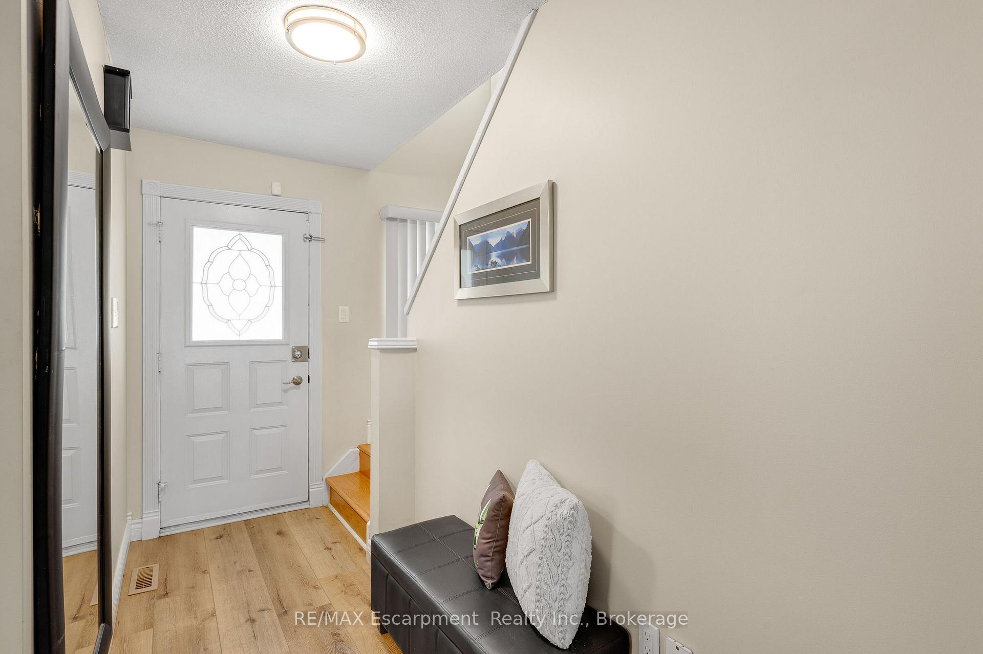 Photo 5 of 166 Martindale Crescent, Brampton, Brampton West — HOMEH