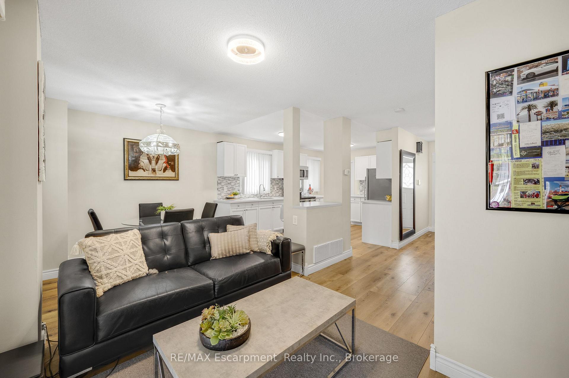 Photo 8 of 166 Martindale Crescent, Brampton, Brampton West — HOMEH