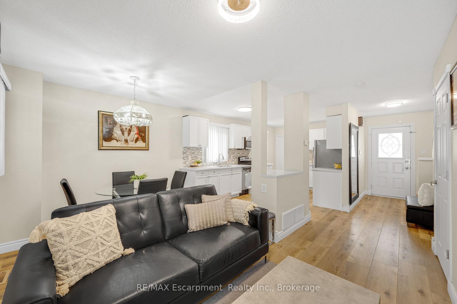 Photo 9 of 166 Martindale Crescent, Brampton, Brampton West — HOMEH