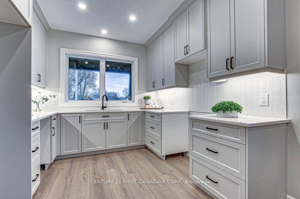 Photo 7 of 163 Elgin Avenue E, Goderich, Goderich (Town) — HOMEH