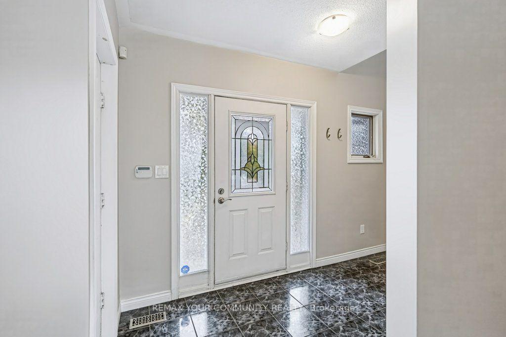 Photo 4 of 37 Brownstone Crescent, Clarington, Courtice — HOMEH