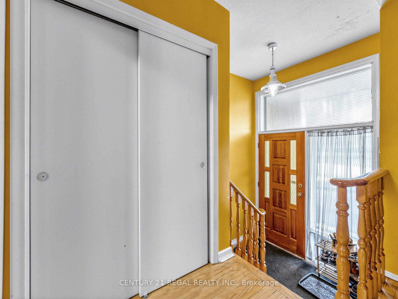 Photo 3 of 121 Janray Drive, Scarborough, Woburn — HOMEH