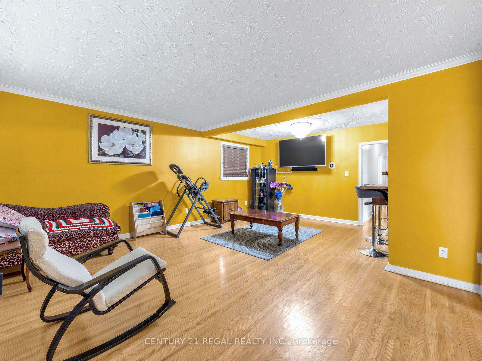 Photo 4 of 121 Janray Drive, Scarborough, Woburn — HOMEH