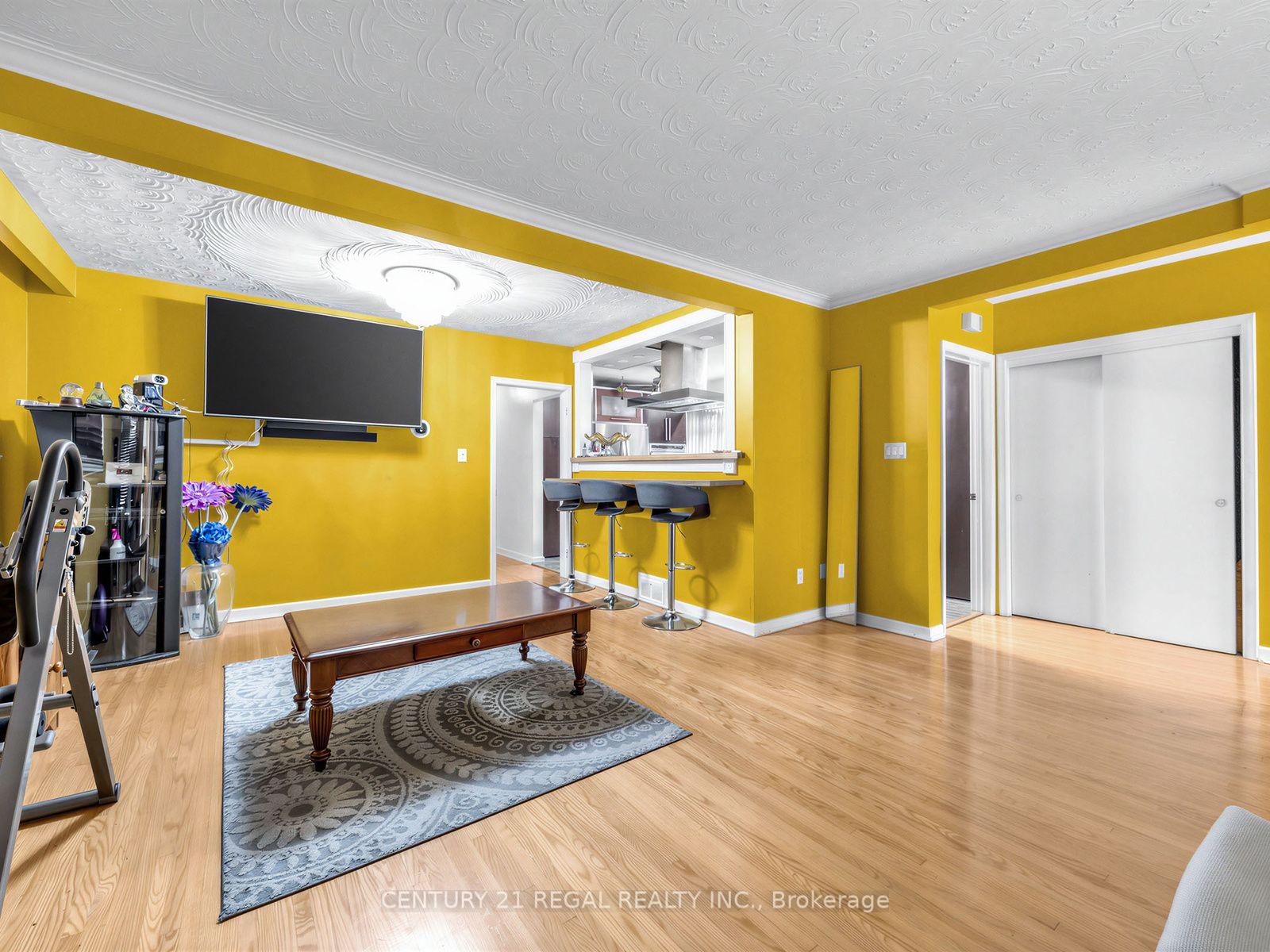 Photo 5 of 121 Janray Drive, Scarborough, Woburn — HOMEH