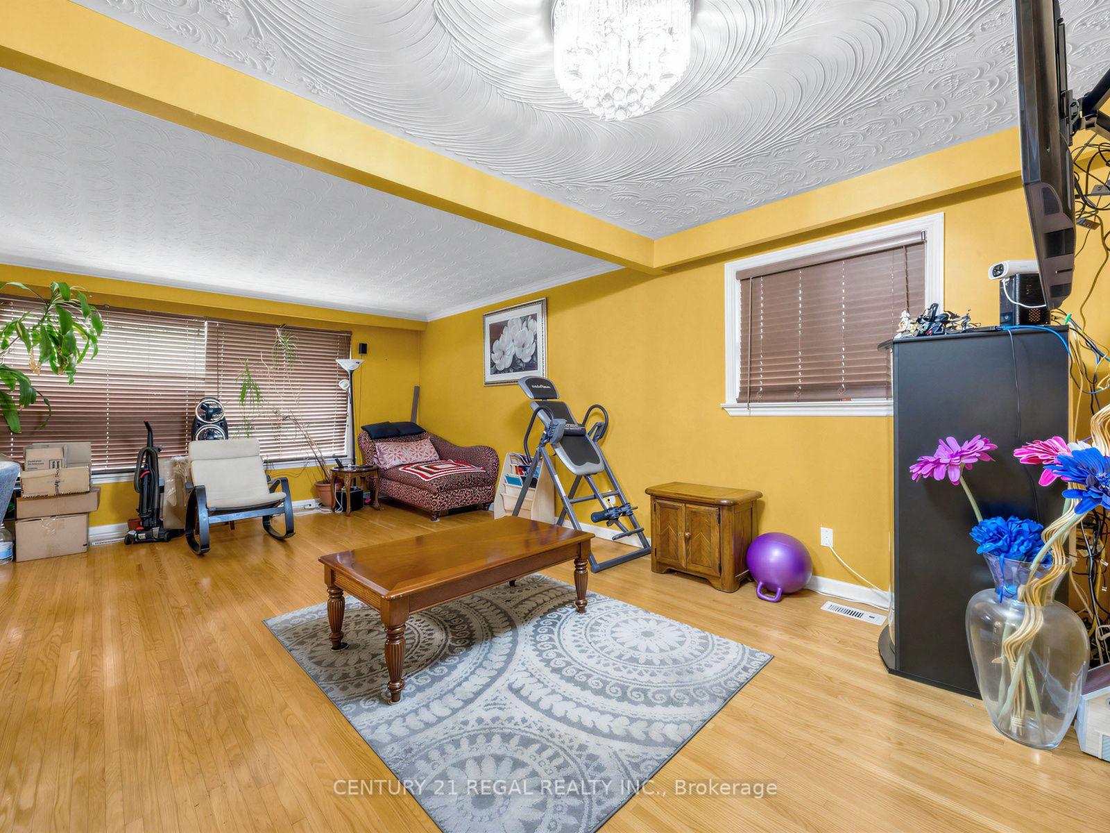 Photo 9 of 121 Janray Drive, Scarborough, Woburn — HOMEH