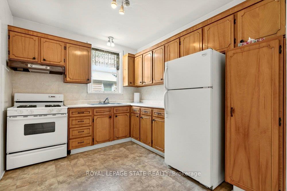 Photo 10 of 64 Tweedsmuir Avenue, Hamilton, Dundas — HOMEH