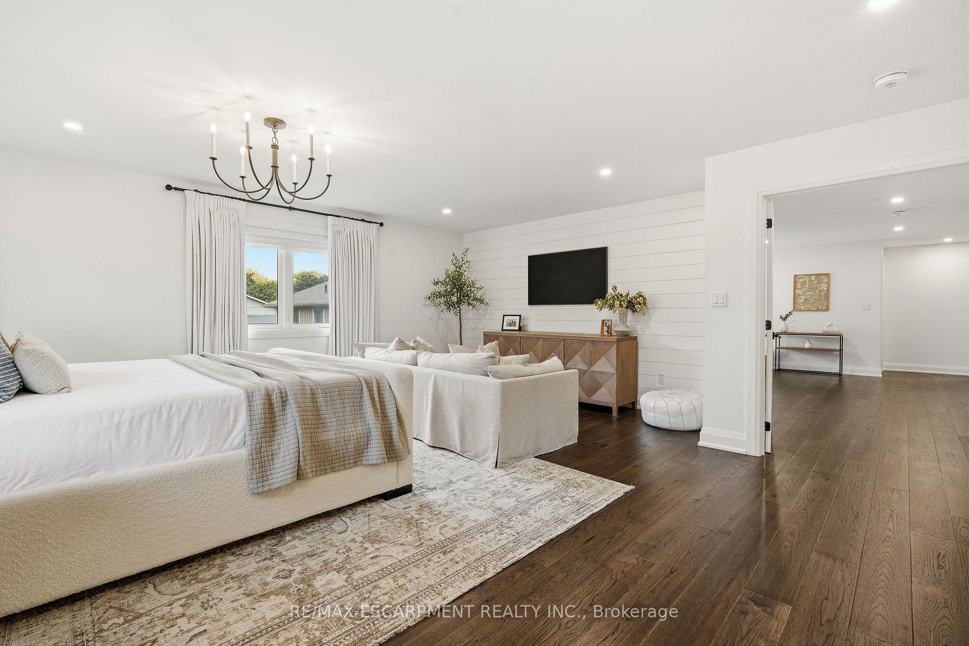 Photo 24 of 420 Oakwood Drive, Burlington, Roseland — HOMEH