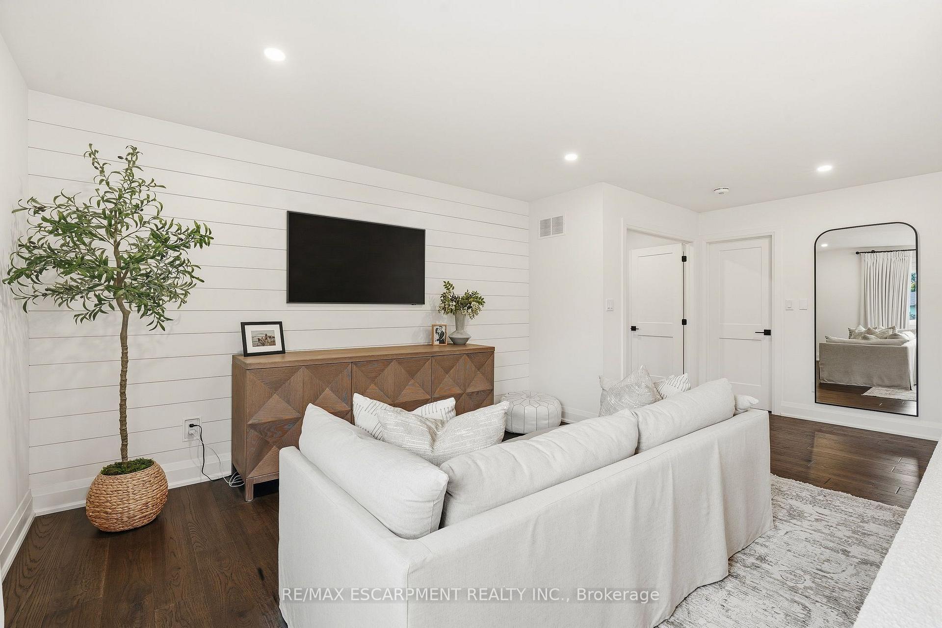 Photo 26 of 420 Oakwood Drive, Burlington, Roseland — HOMEH