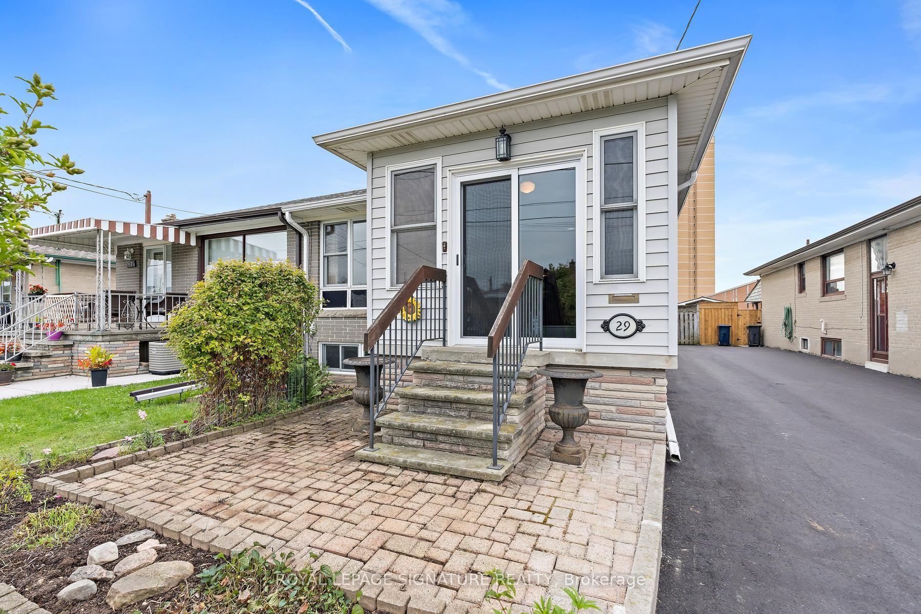 Photo 2 of 29 Heavitree Drive, North York, Downsview-Roding-CFB — HOMEH