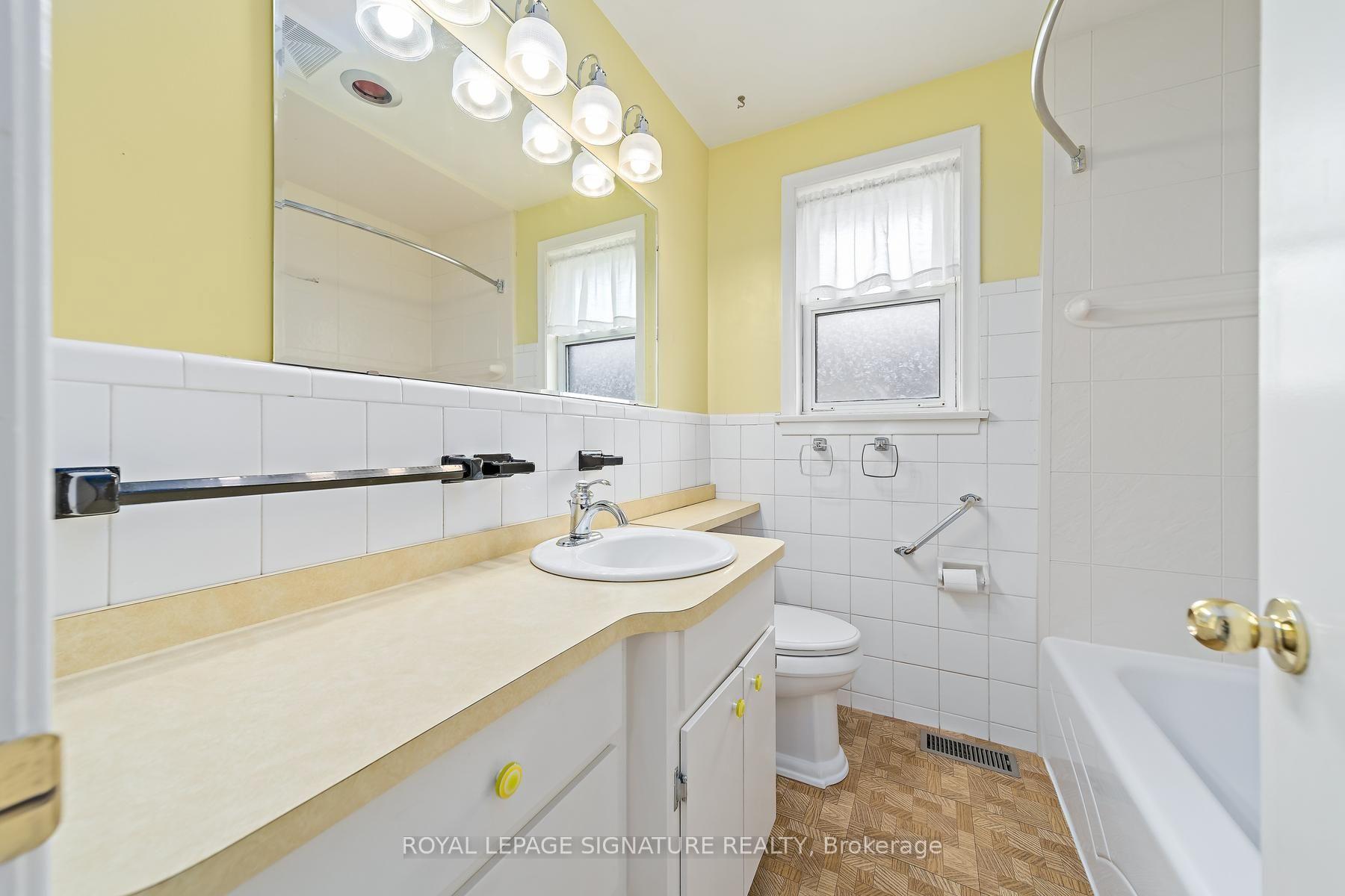 Photo 16 of 29 Heavitree Drive, North York, Downsview-Roding-CFB — HOMEH