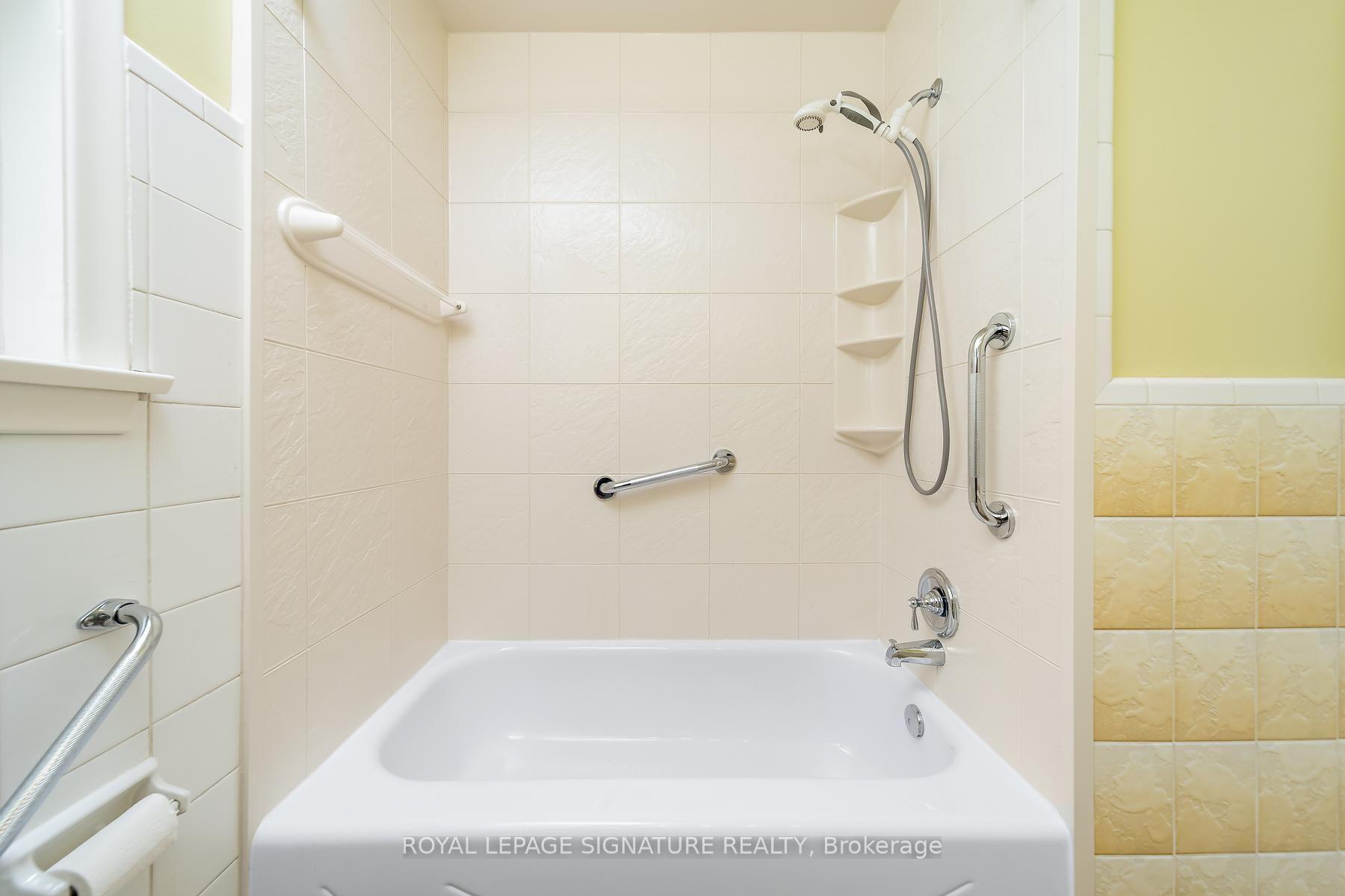 Photo 17 of 29 Heavitree Drive, North York, Downsview-Roding-CFB — HOMEH