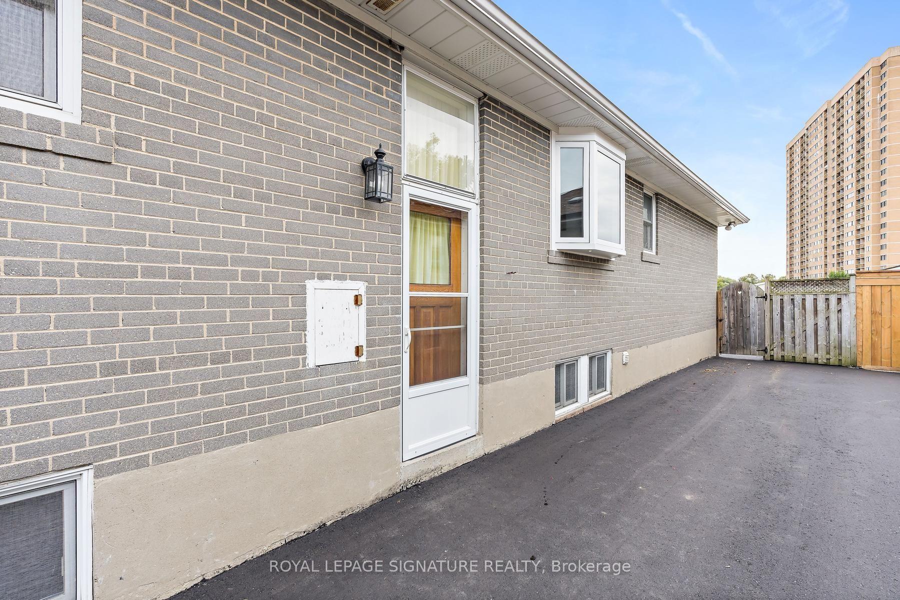 Photo 25 of 29 Heavitree Drive, North York, Downsview-Roding-CFB — HOMEH