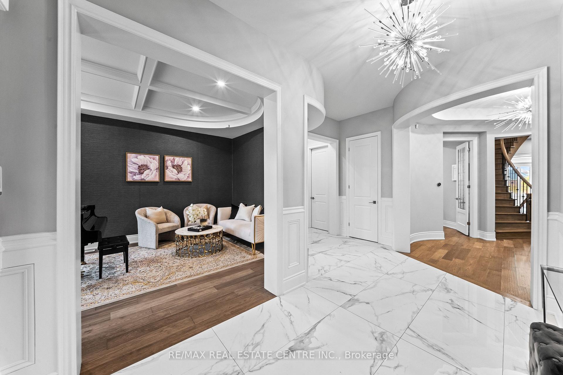 Photo 4 of 10 Rolling Green Court, Vaughan, Kleinburg — HOMEH