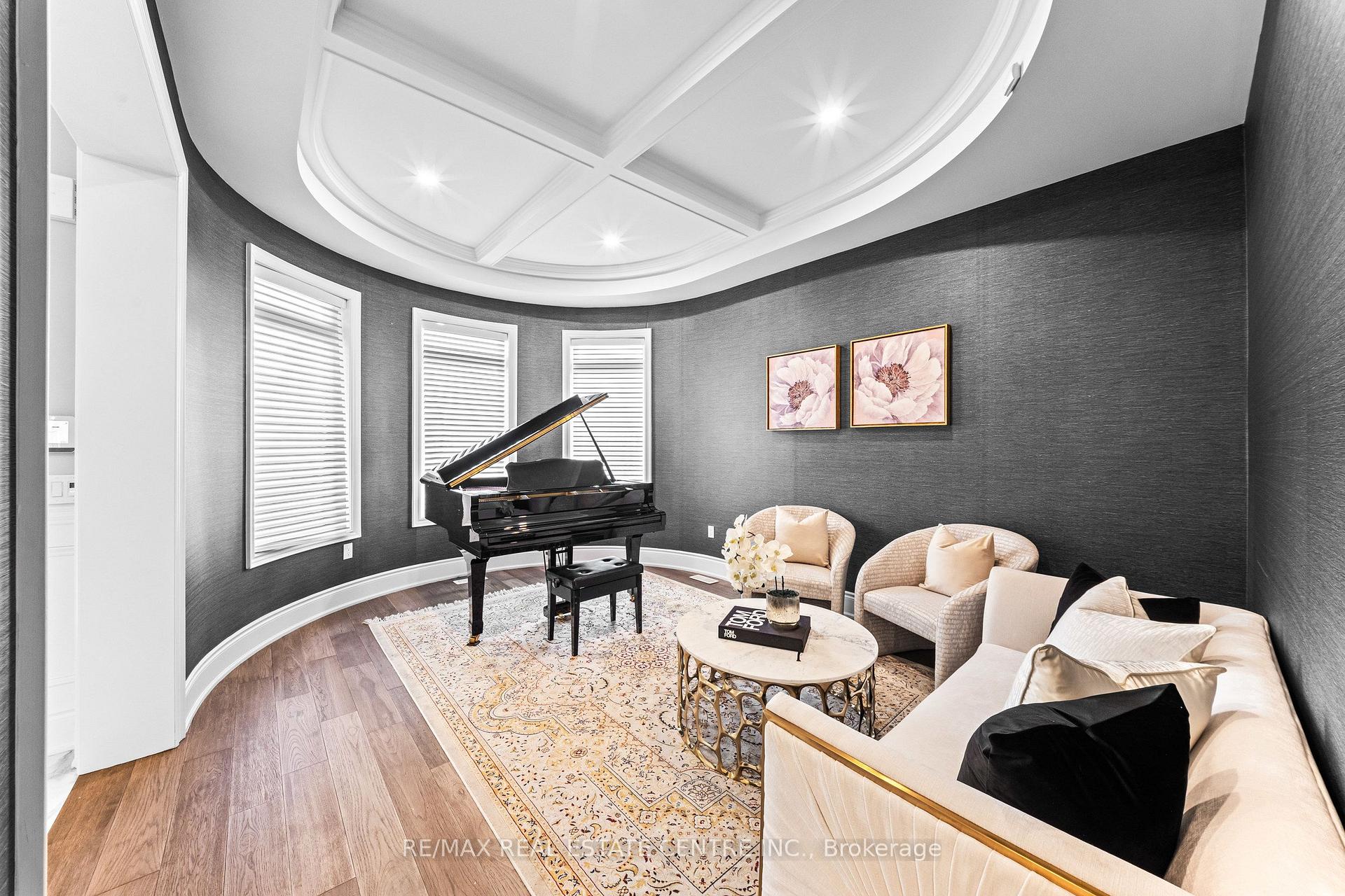 Photo 5 of 10 Rolling Green Court, Vaughan, Kleinburg — HOMEH
