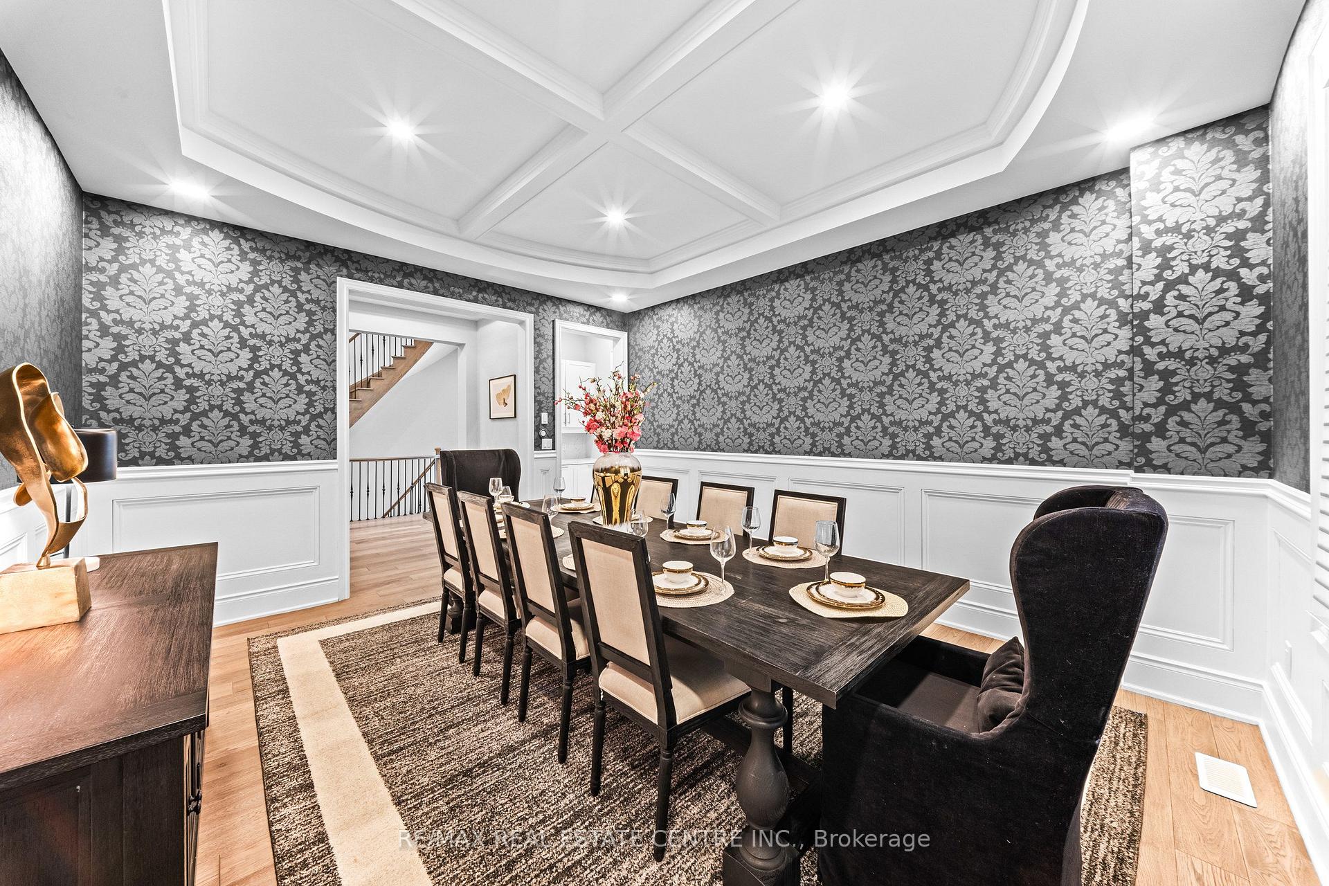 Photo 7 of 10 Rolling Green Court, Vaughan, Kleinburg — HOMEH