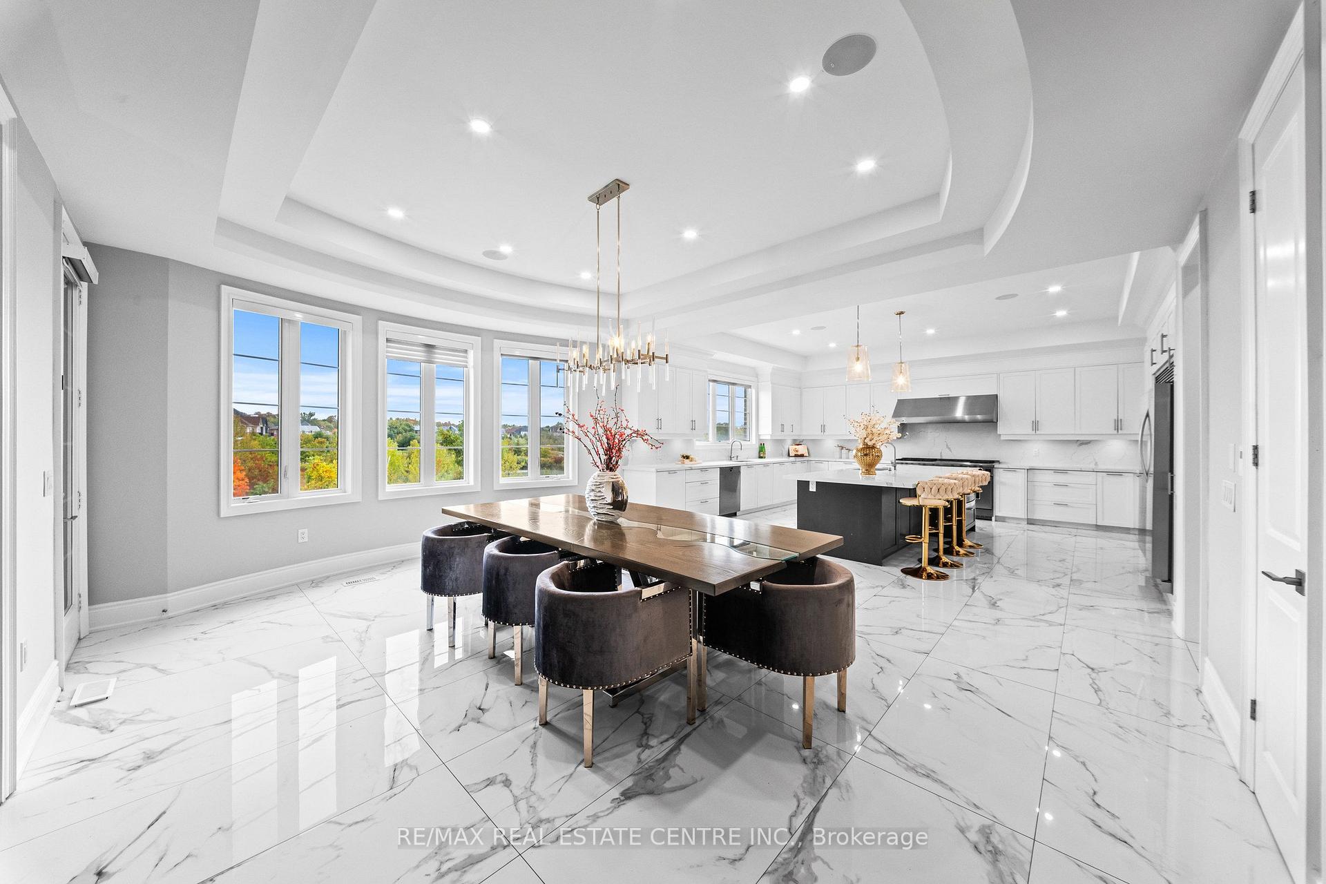 Photo 8 of 10 Rolling Green Court, Vaughan, Kleinburg — HOMEH