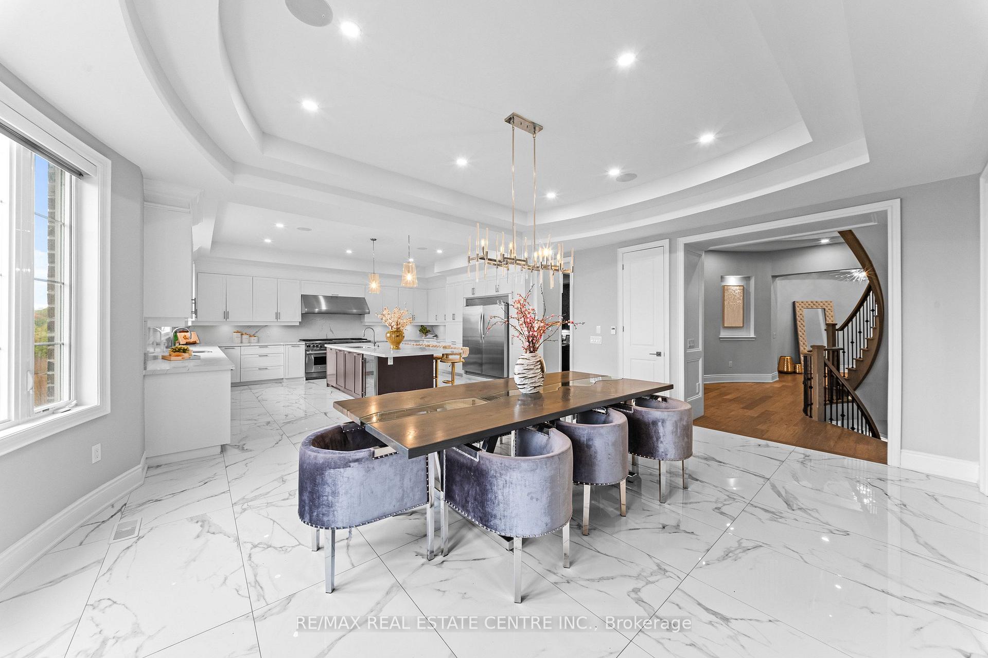 Photo 9 of 10 Rolling Green Court, Vaughan, Kleinburg — HOMEH