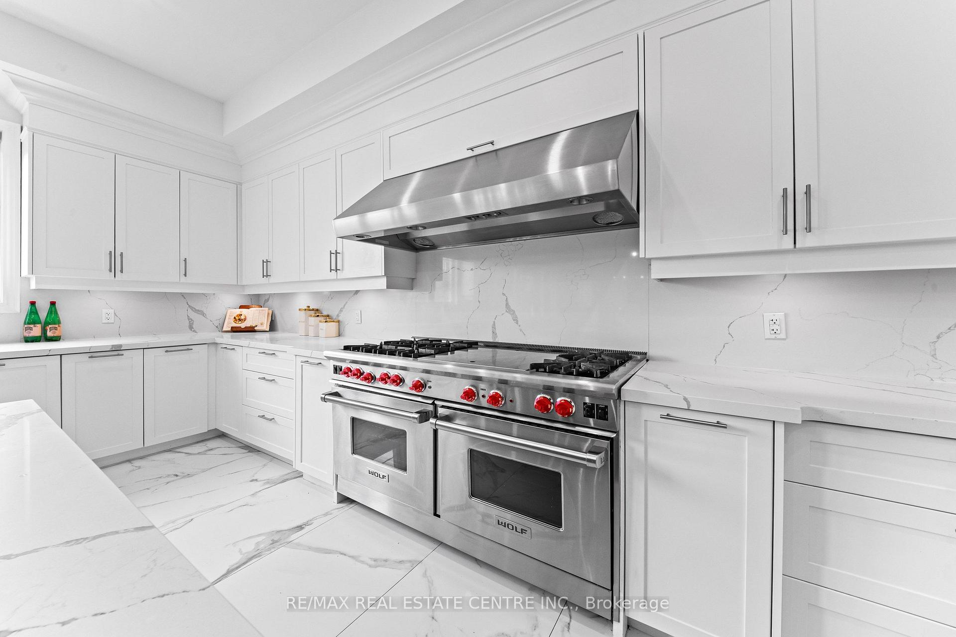 Photo 11 of 10 Rolling Green Court, Vaughan, Kleinburg — HOMEH