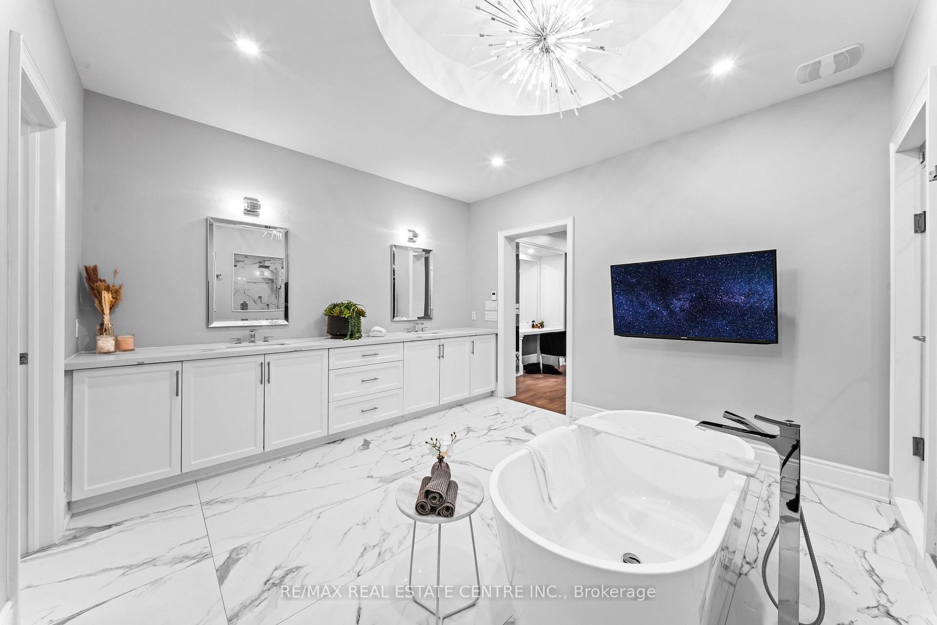 Photo 30 of 10 Rolling Green Court, Vaughan, Kleinburg — HOMEH