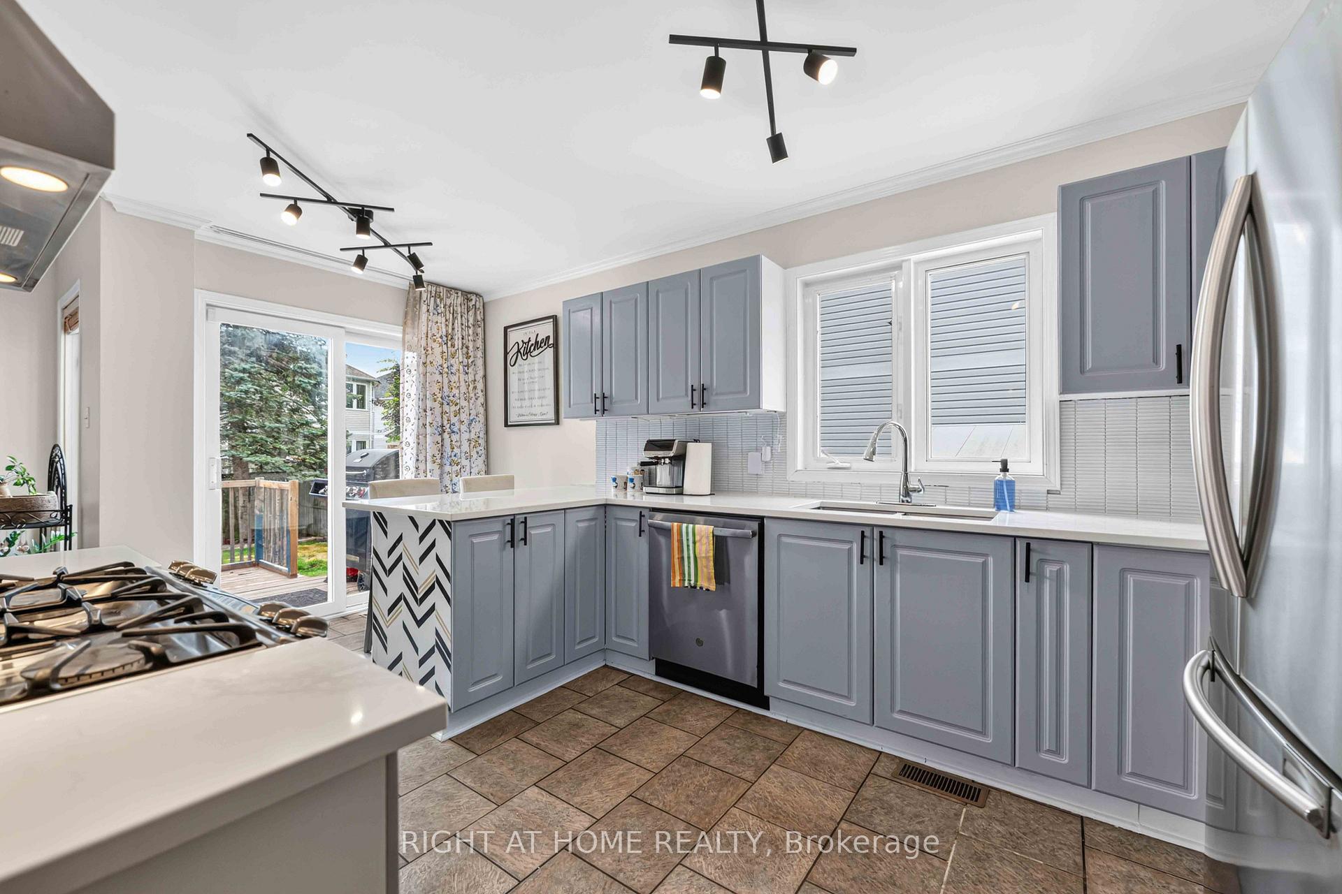 Photo 12 of 1552 Stojko Street, Ottawa, Fallingbrook/Pineridge — HOMEH