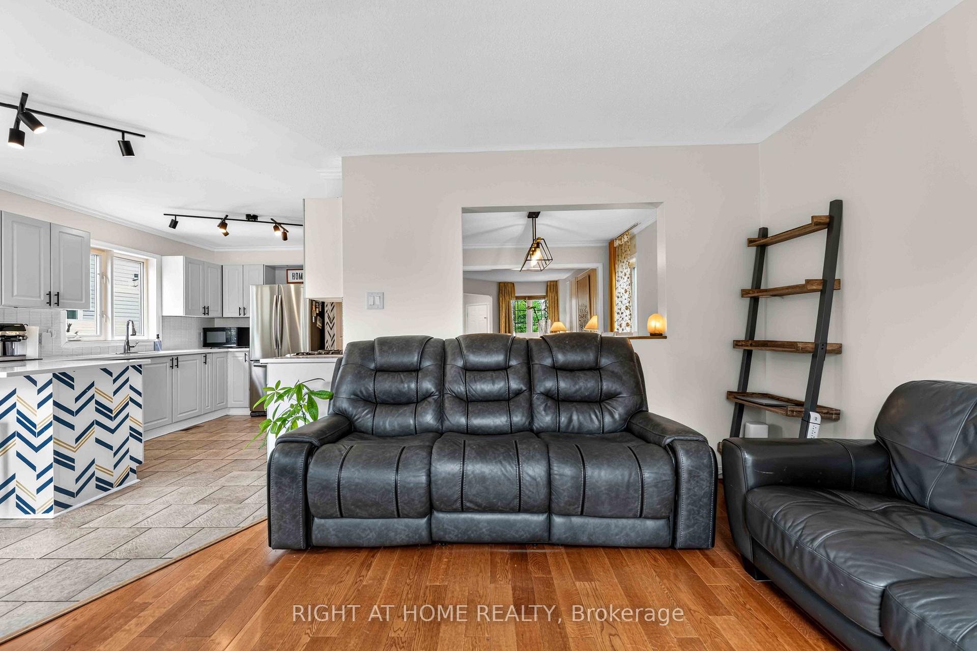 Photo 18 of 1552 Stojko Street, Ottawa, Fallingbrook/Pineridge — HOMEH