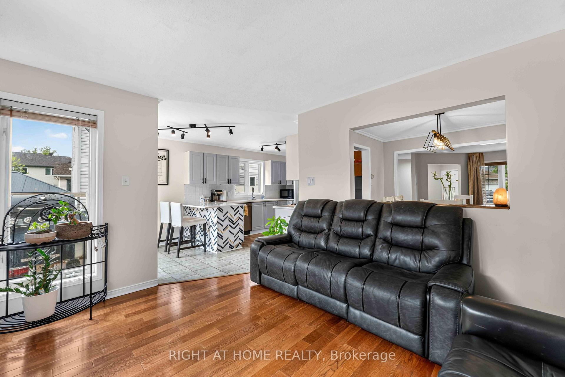Photo 19 of 1552 Stojko Street, Ottawa, Fallingbrook/Pineridge — HOMEH