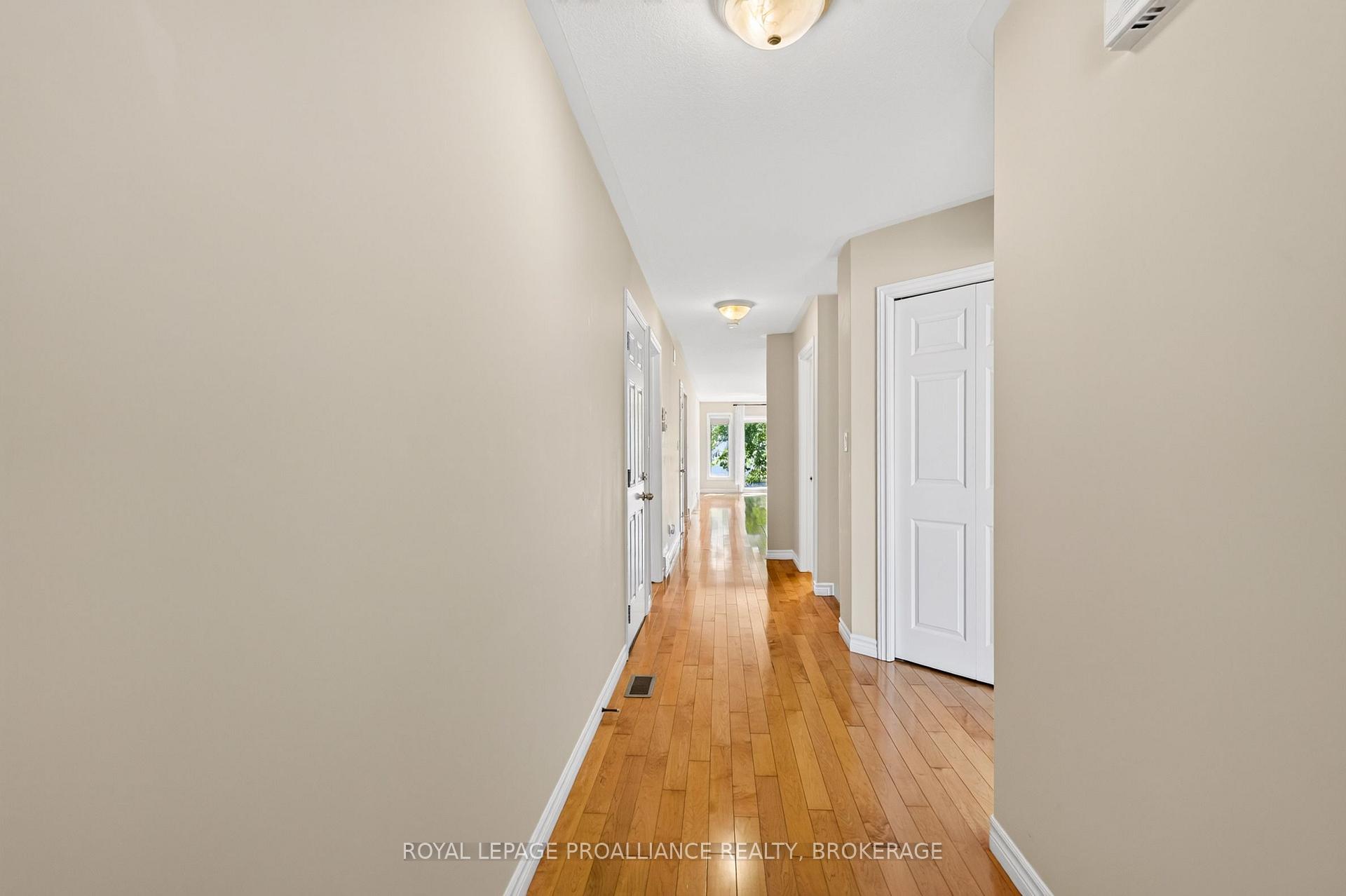 Photo 5 of 1097 Crossfield Avenue, Kingston, City Northwest — HOMEH