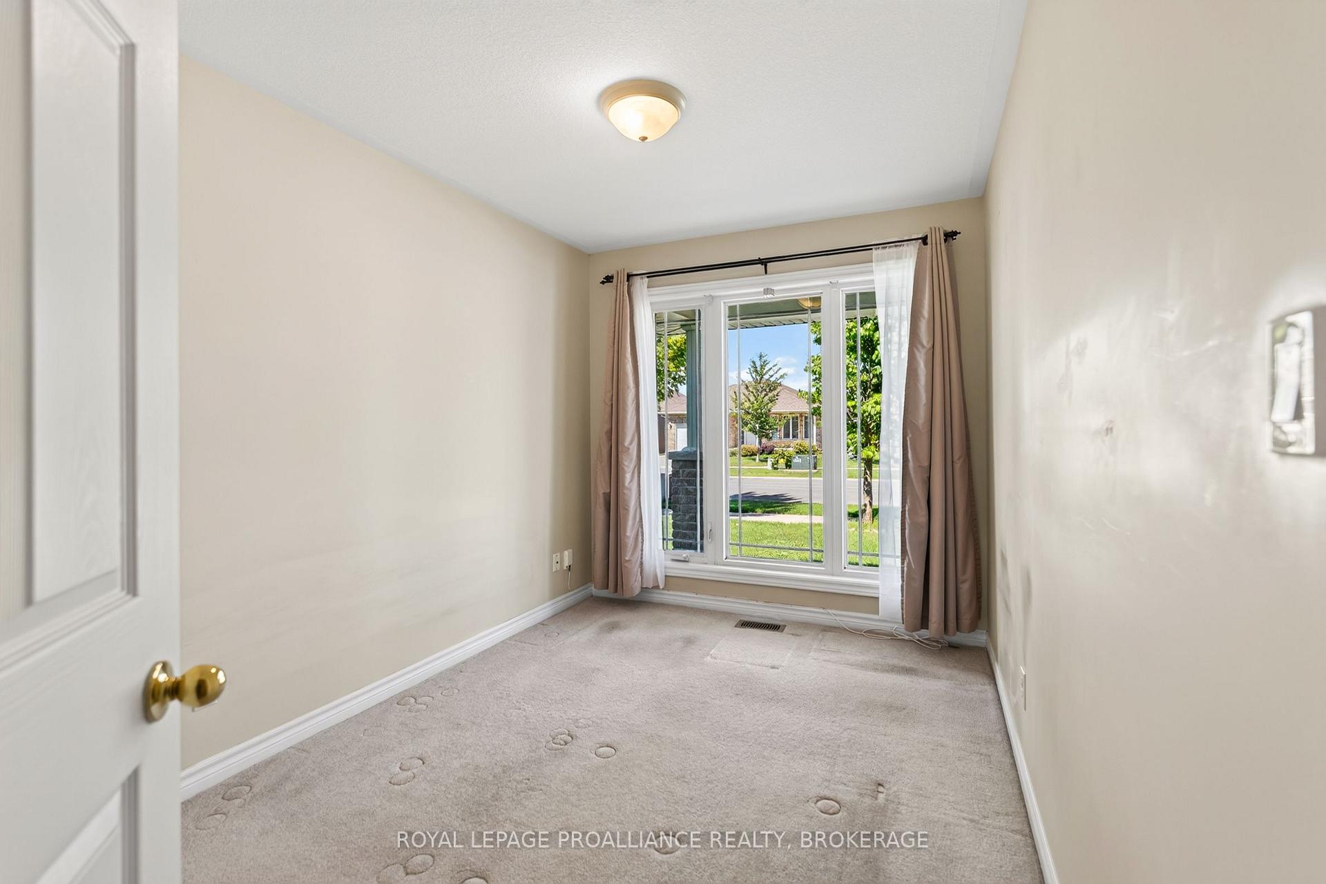 Photo 8 of 1097 Crossfield Avenue, Kingston, City Northwest — HOMEH