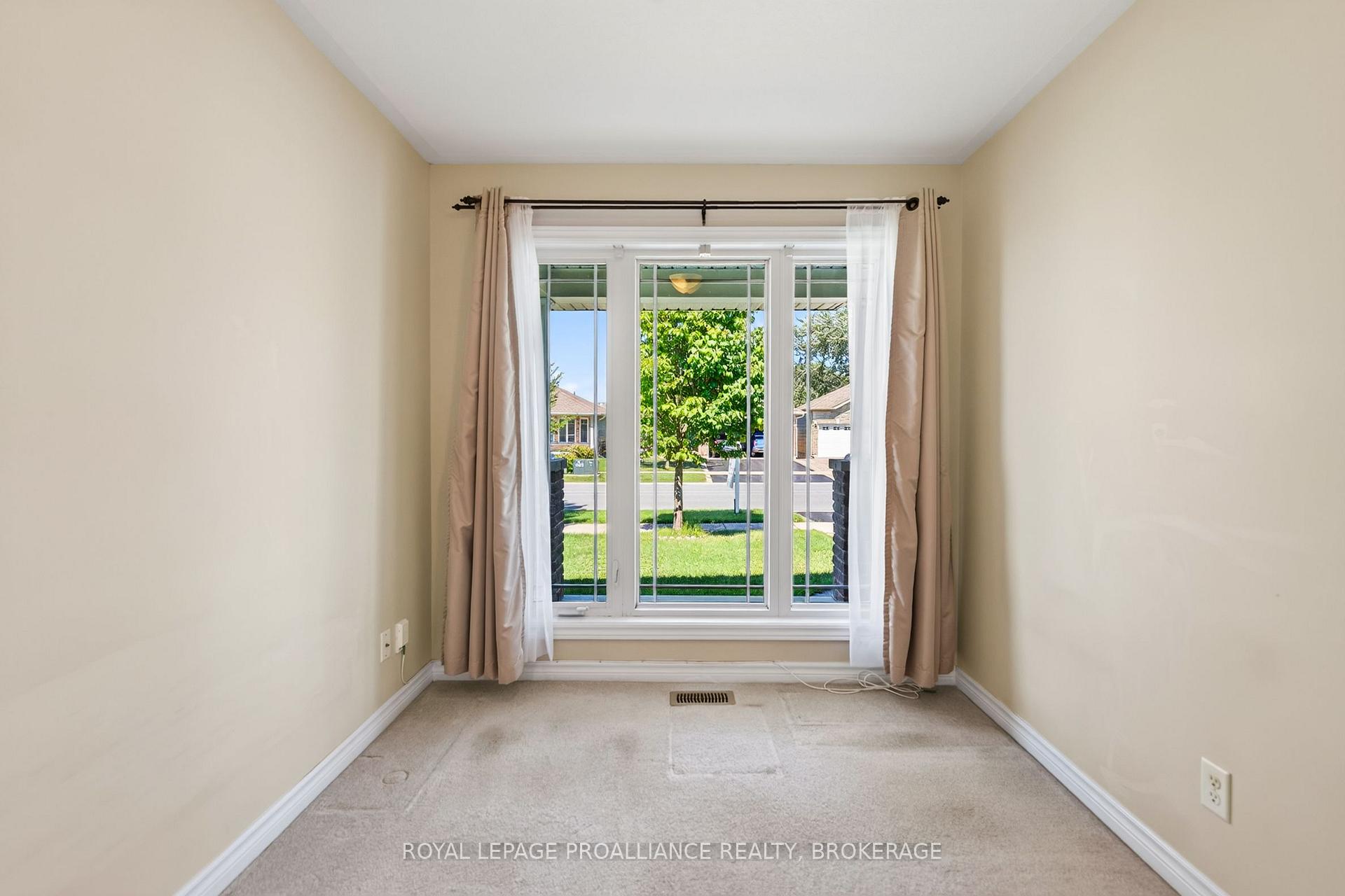 Photo 9 of 1097 Crossfield Avenue, Kingston, City Northwest — HOMEH