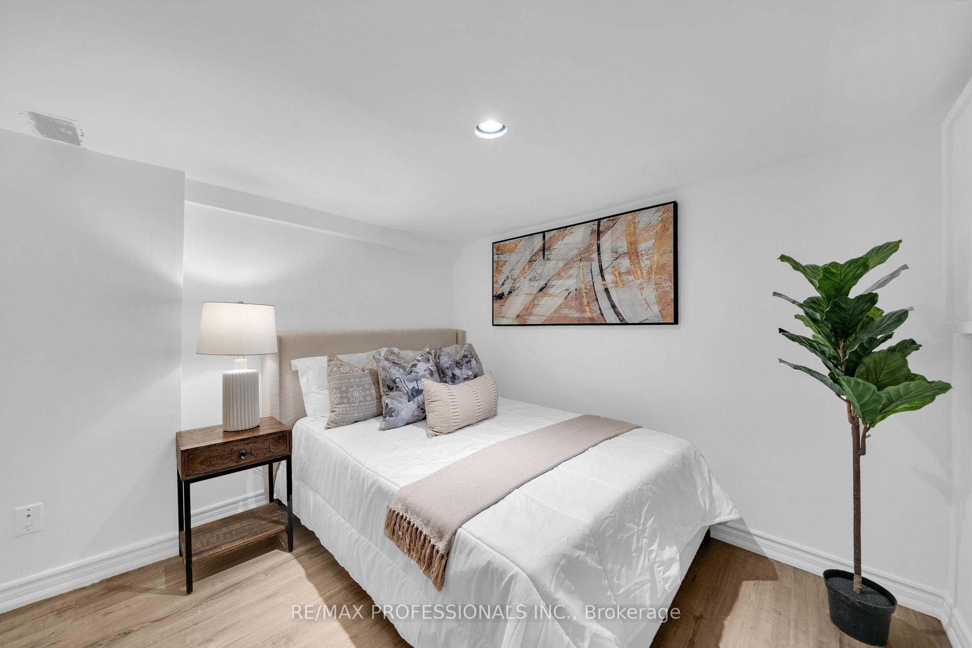 Photo 6 of Unit LOWER, 176 Sixth Street, Etobicoke, New Toronto — HOMEH