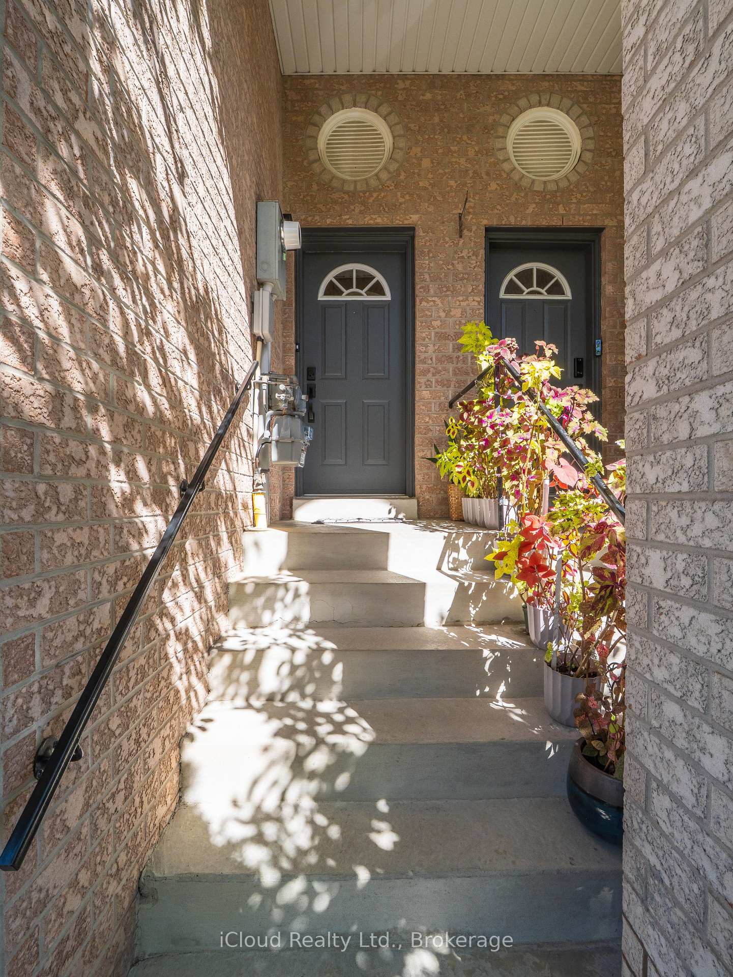 Photo 3 of 51 Spadina Road, Brampton, Bram West — HOMEH
