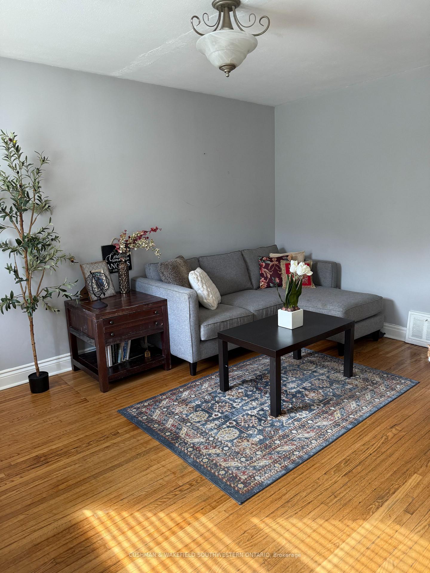 Photo 5 of 56 Thomas Janes Drive, London, South G — HOMEH