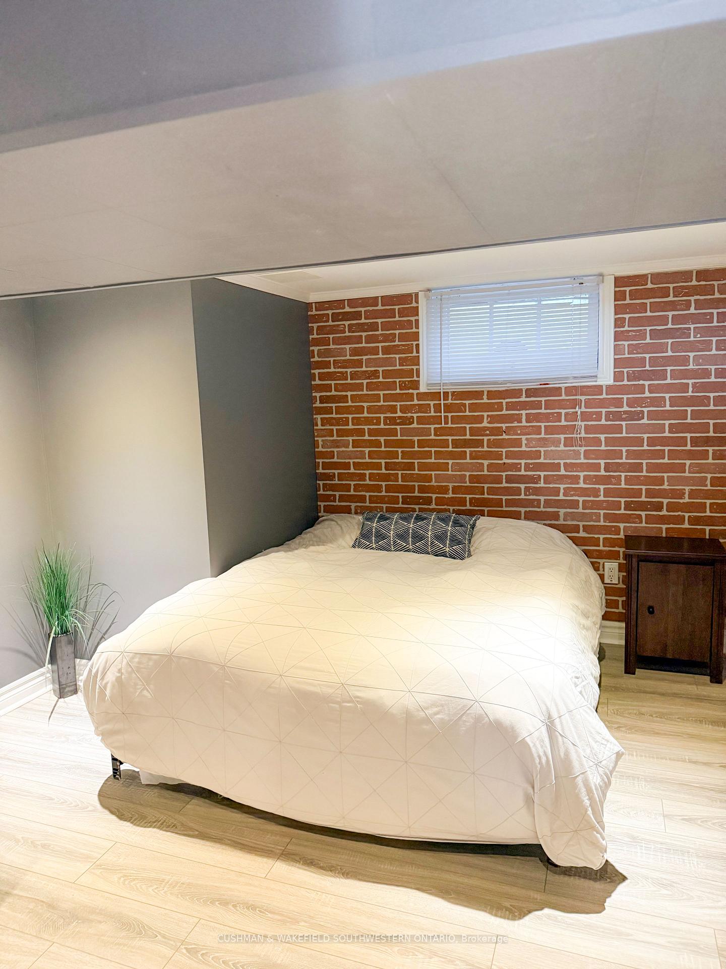 Photo 26 of 56 Thomas Janes Drive, London, South G — HOMEH