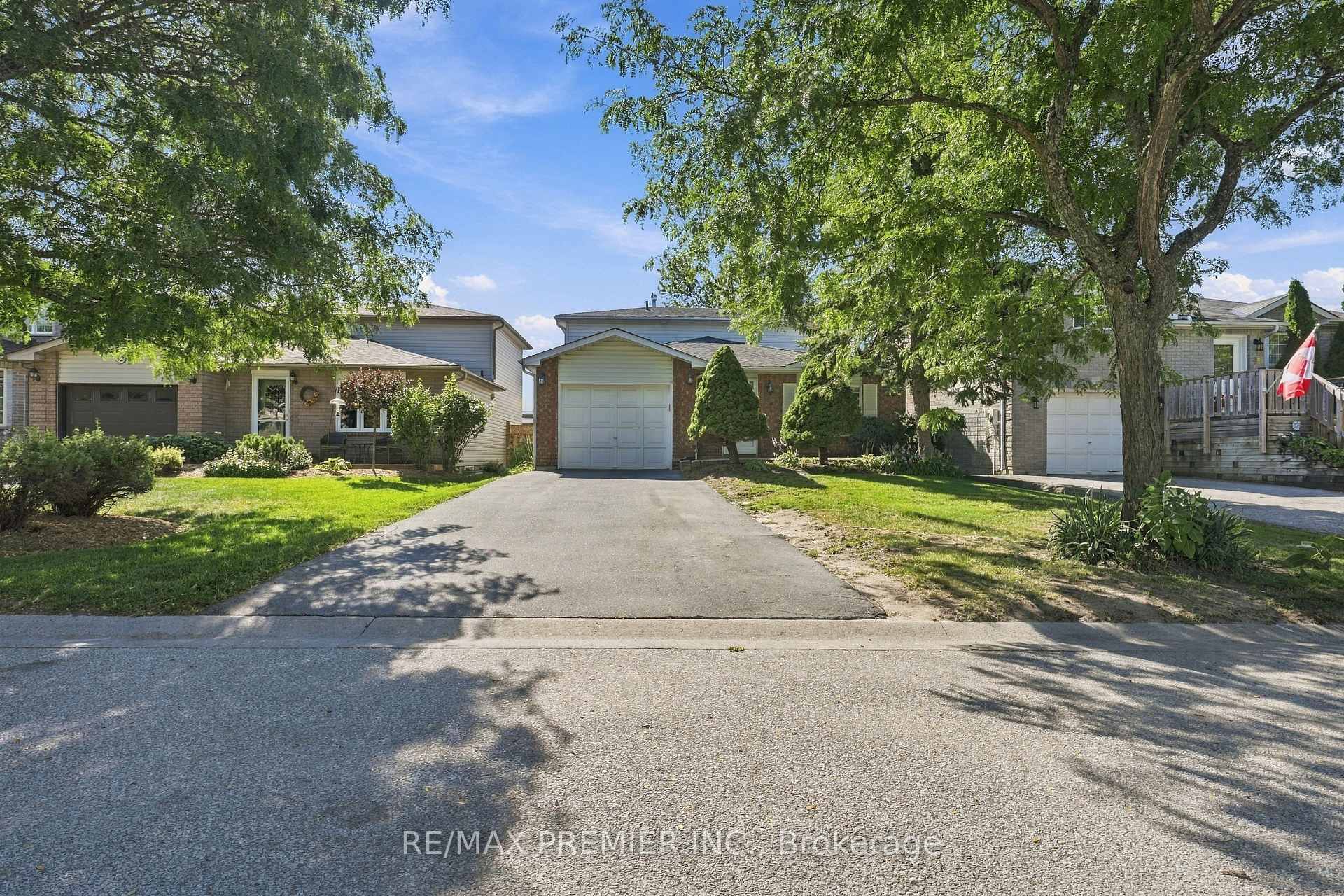 Photo 2 of 54 Hersey Crescent N, Barrie, Holly — HOMEH