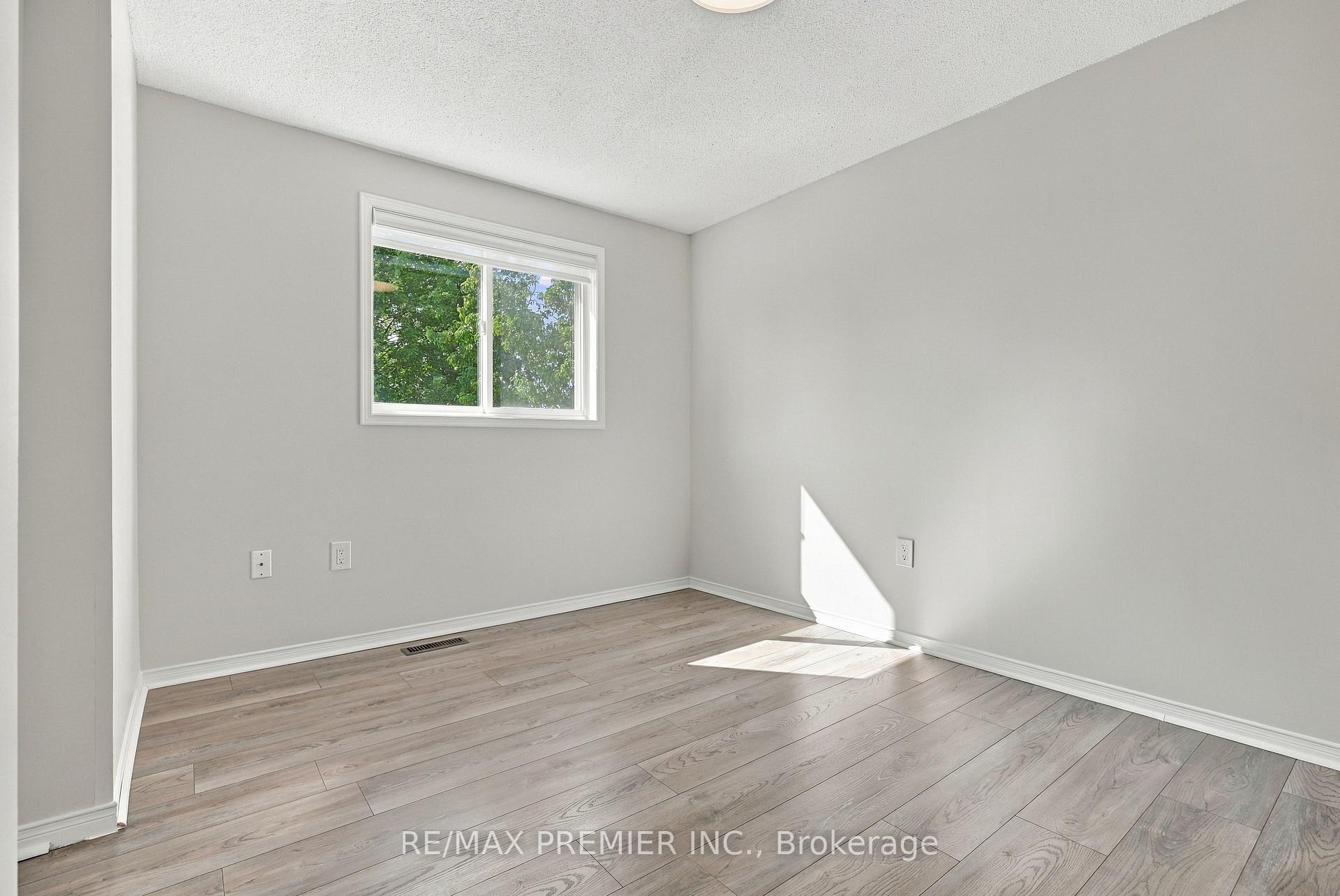Photo 21 of 54 Hersey Crescent N, Barrie, Holly — HOMEH