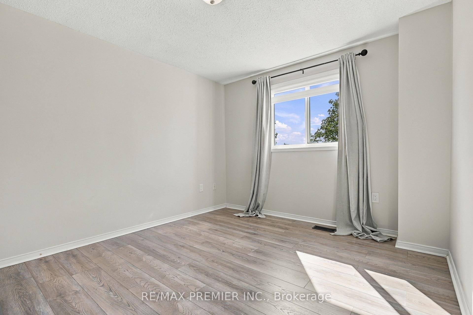 Photo 29 of 54 Hersey Crescent N, Barrie, Holly — HOMEH