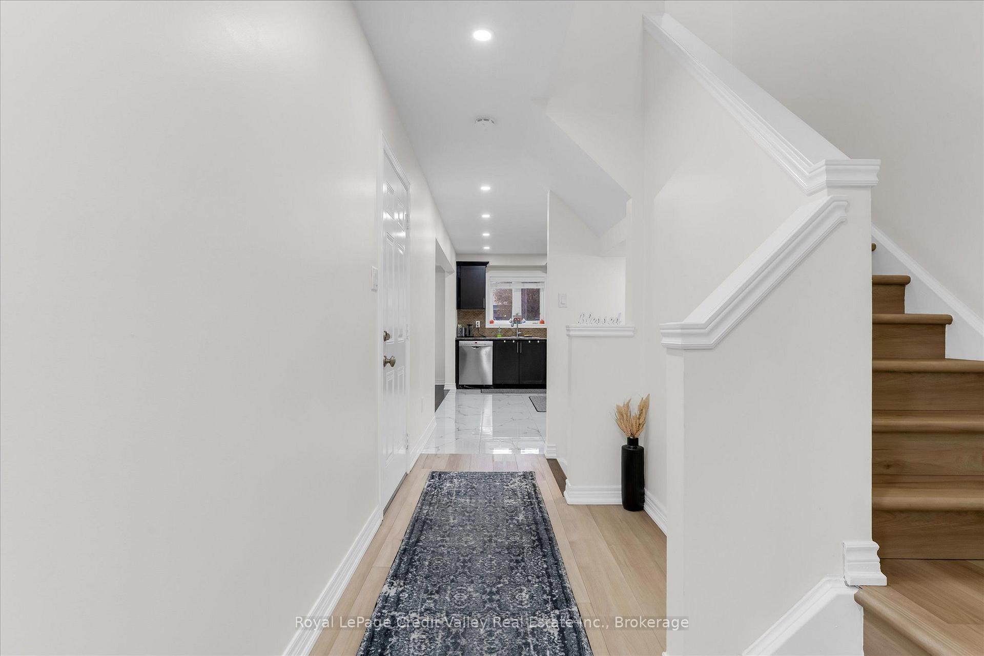 Photo 4 of Unit 6, 10 Pumpkin Pass, Hamilton, Binbrook — HOMEH