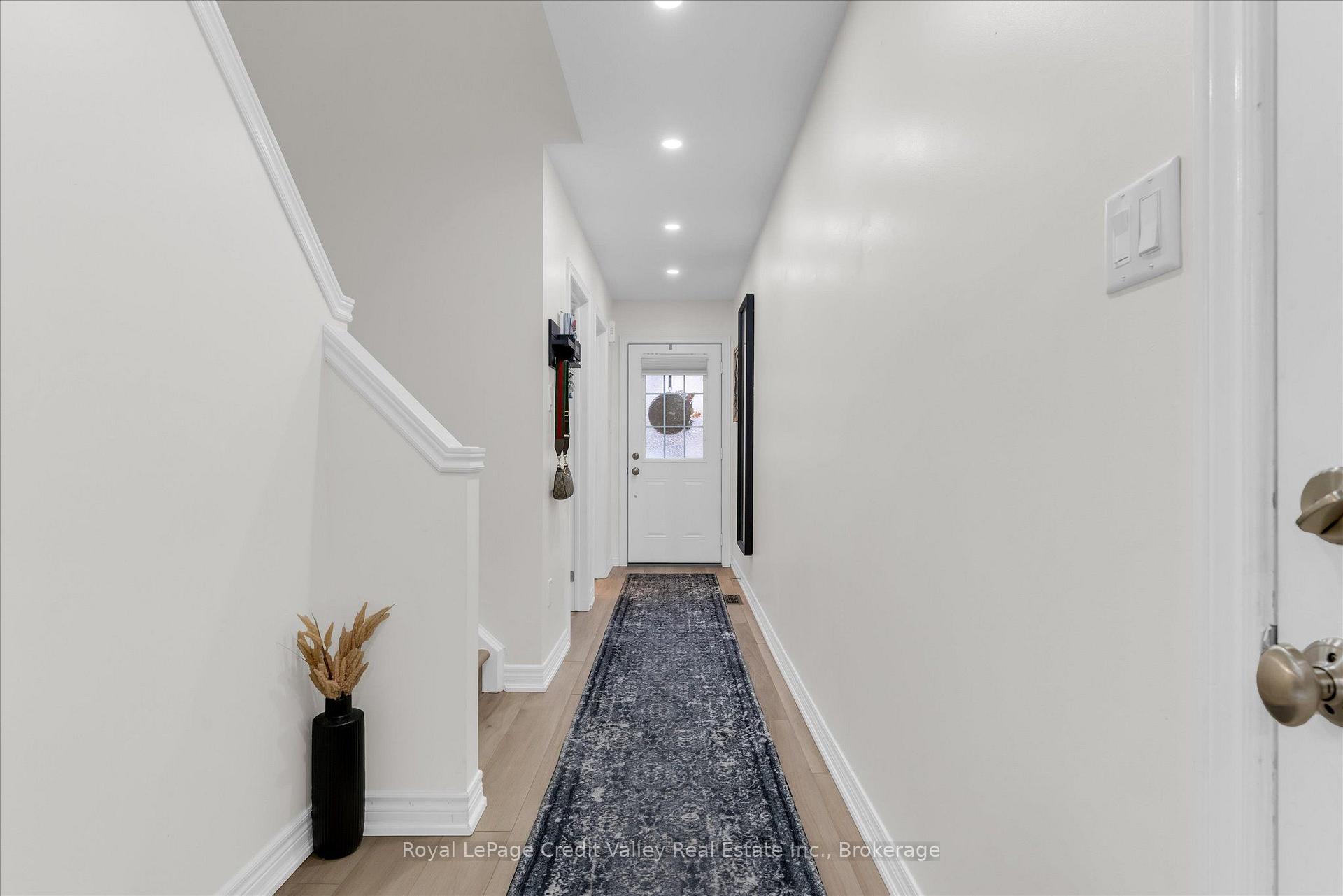 Photo 5 of Unit 6, 10 Pumpkin Pass, Hamilton, Binbrook — HOMEH