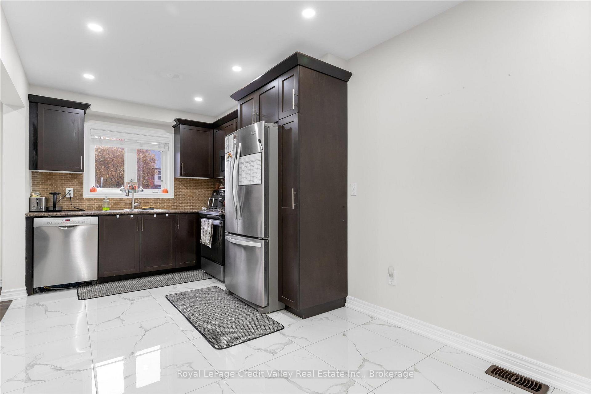 Photo 8 of Unit 6, 10 Pumpkin Pass, Hamilton, Binbrook — HOMEH