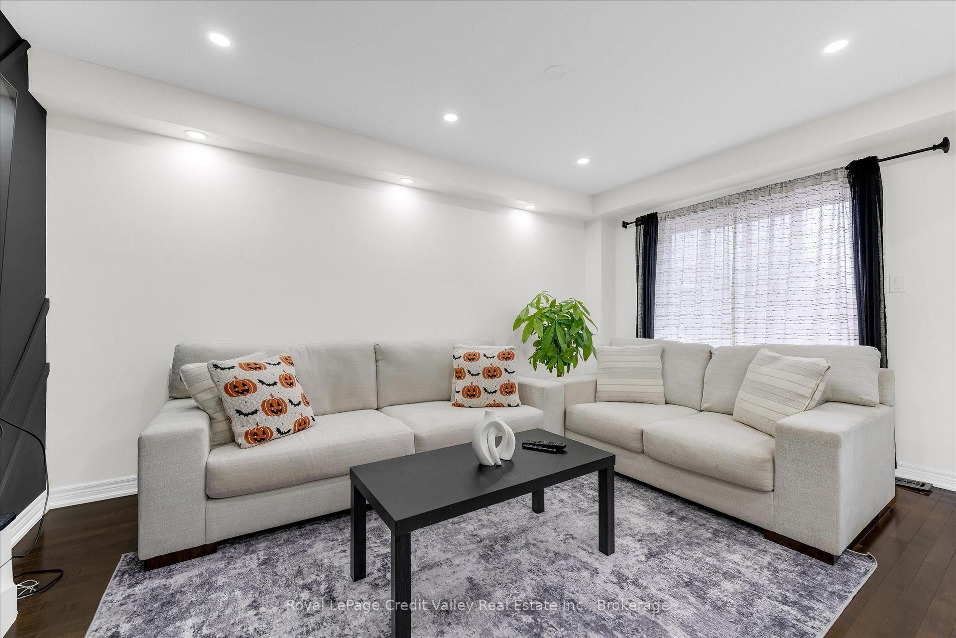 Photo 12 of Unit 6, 10 Pumpkin Pass, Hamilton, Binbrook — HOMEH