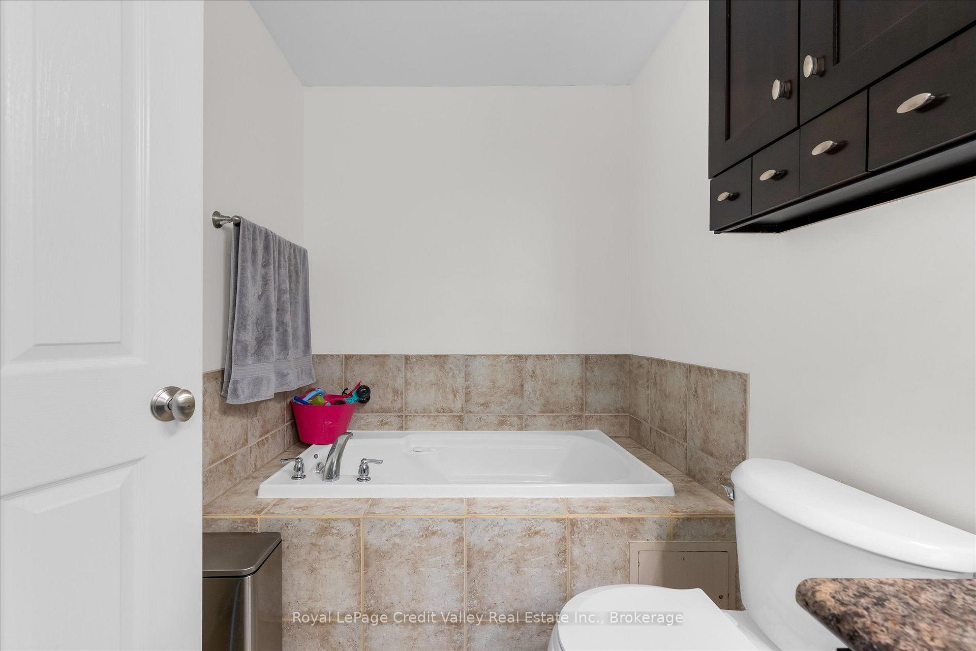 Photo 20 of Unit 6, 10 Pumpkin Pass, Hamilton, Binbrook — HOMEH