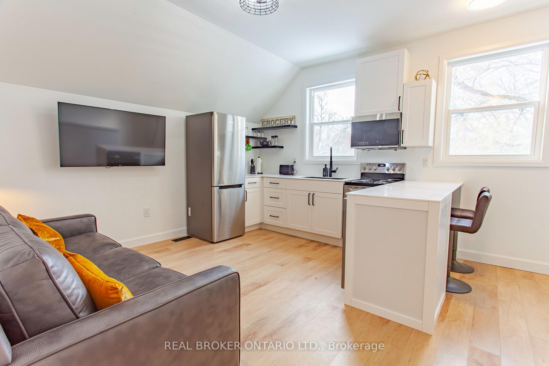 Photo of Unit Upper, 97 Albert Street S