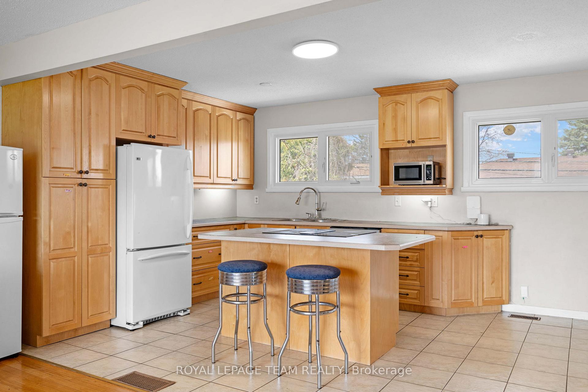 Photo 4 of 50 Hilliard Avenue, Ottawa, City View/Skyline/Fisher Heights/Parkwood Hills — HOMEH