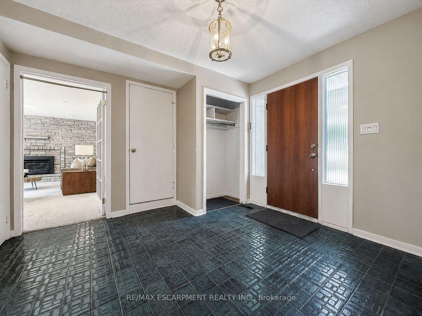 Photo 5 of 1320 Gatehouse Drive, Mississauga, Clarkson — HOMEH