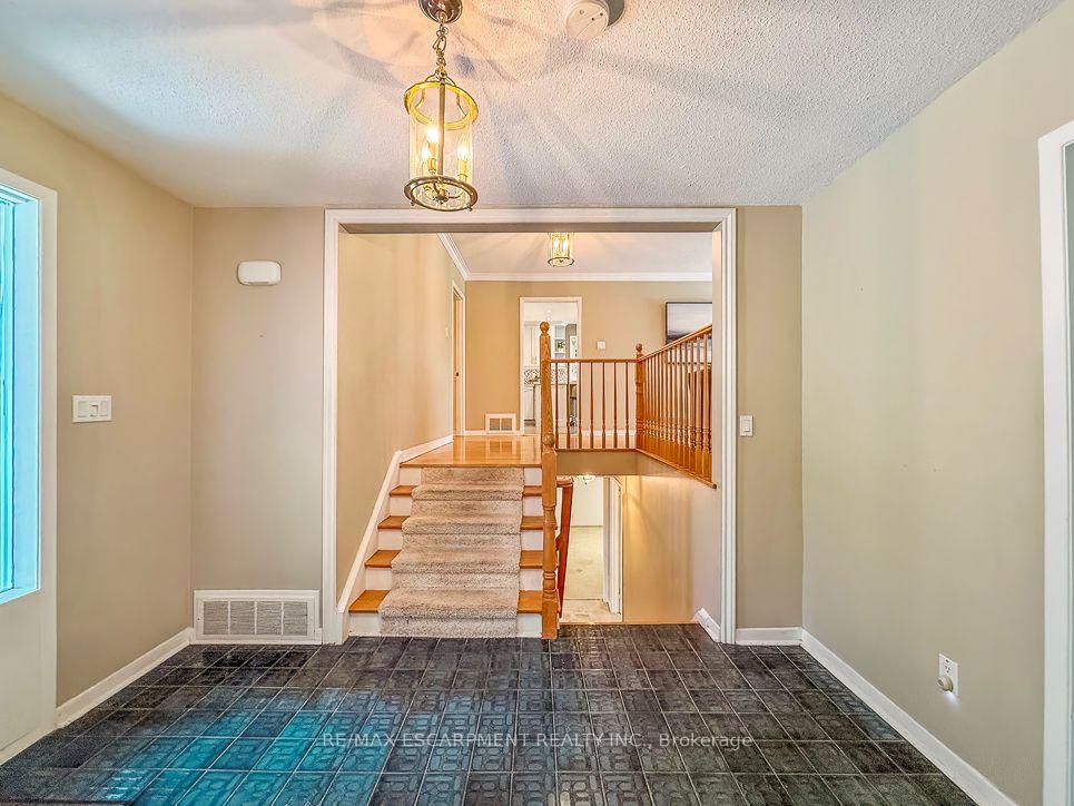 Photo 8 of 1320 Gatehouse Drive, Mississauga, Clarkson — HOMEH