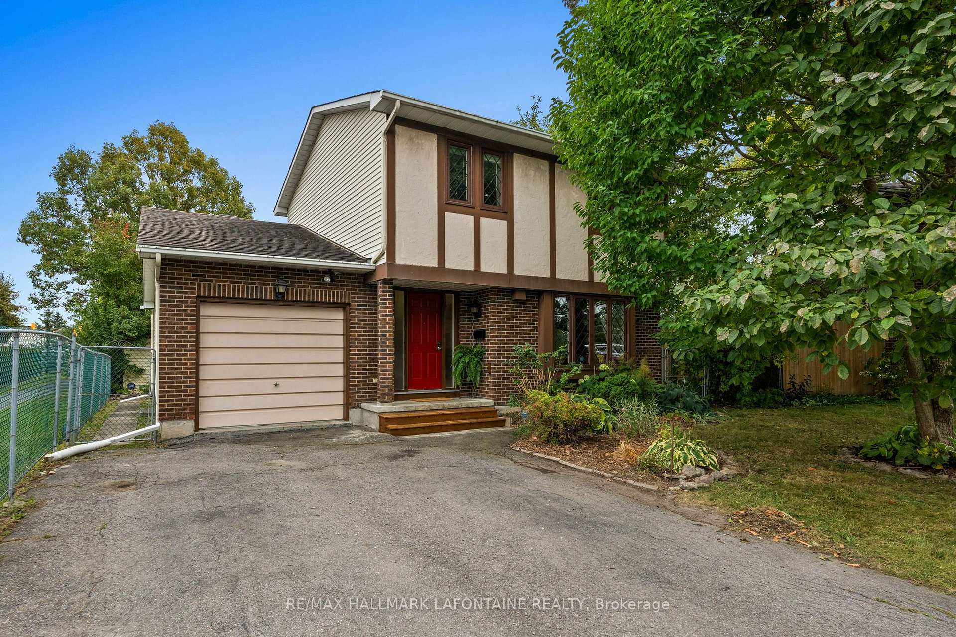 Front of 6440 Glen Knolls Drive Ottawa On K1C2X2